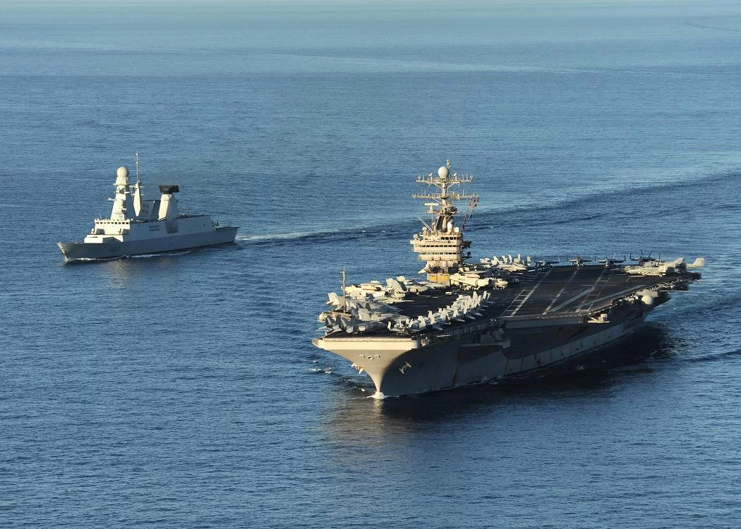 Le porte-avions américain USS Abraham Lincoln (à droite) et la frégate française Forbin (à gauche)