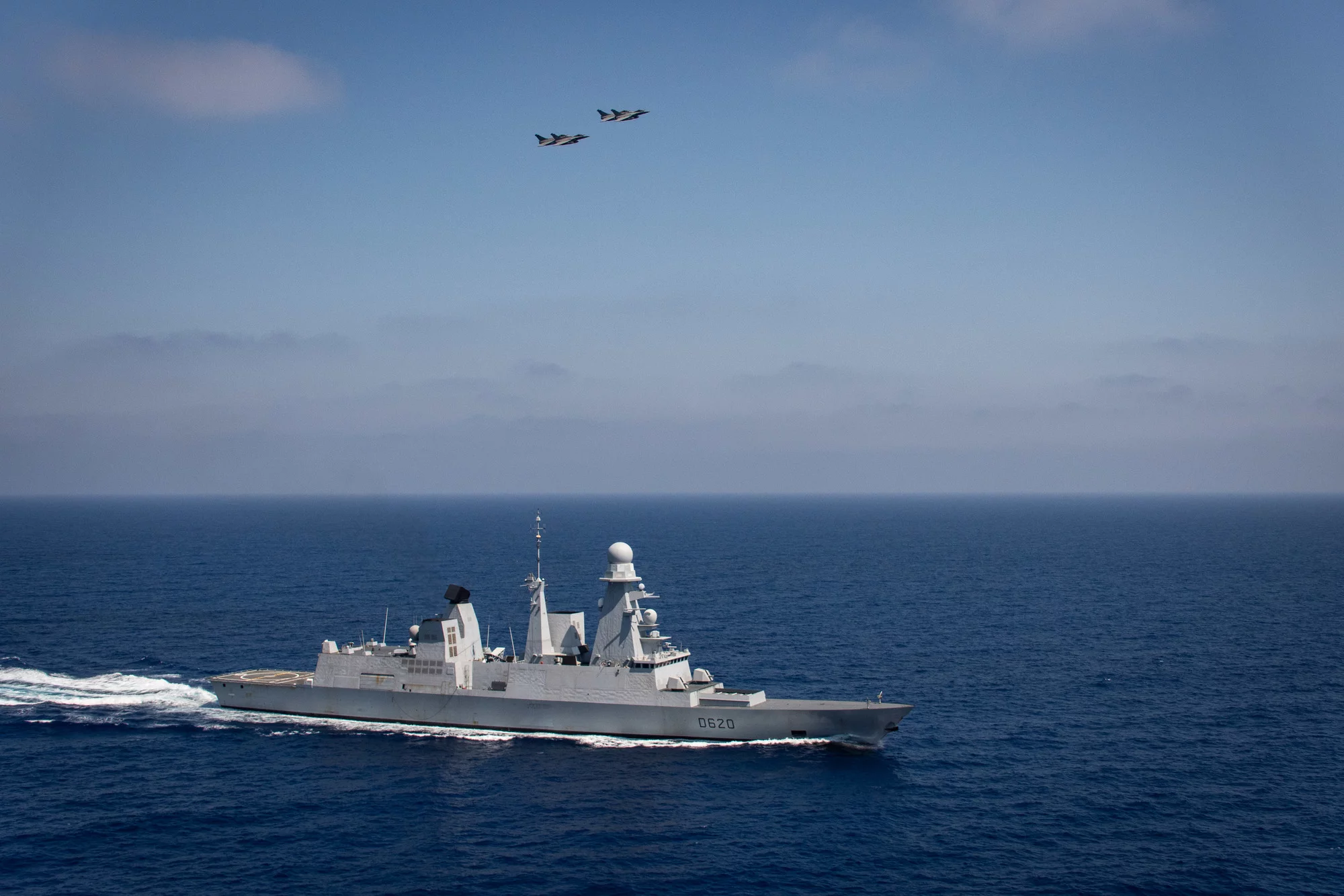 La frégate Forbin survolée par des Rafle de l'armée de l'air