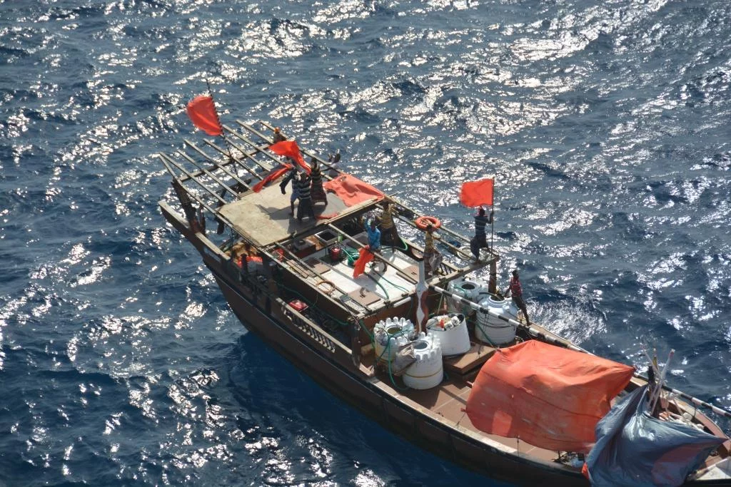 La frégate La Fayette porte assistance à un navire en difficulté