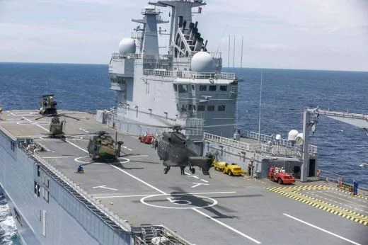 Des hélicoptères de l’armée espagnole sur le BPC Dixmude
