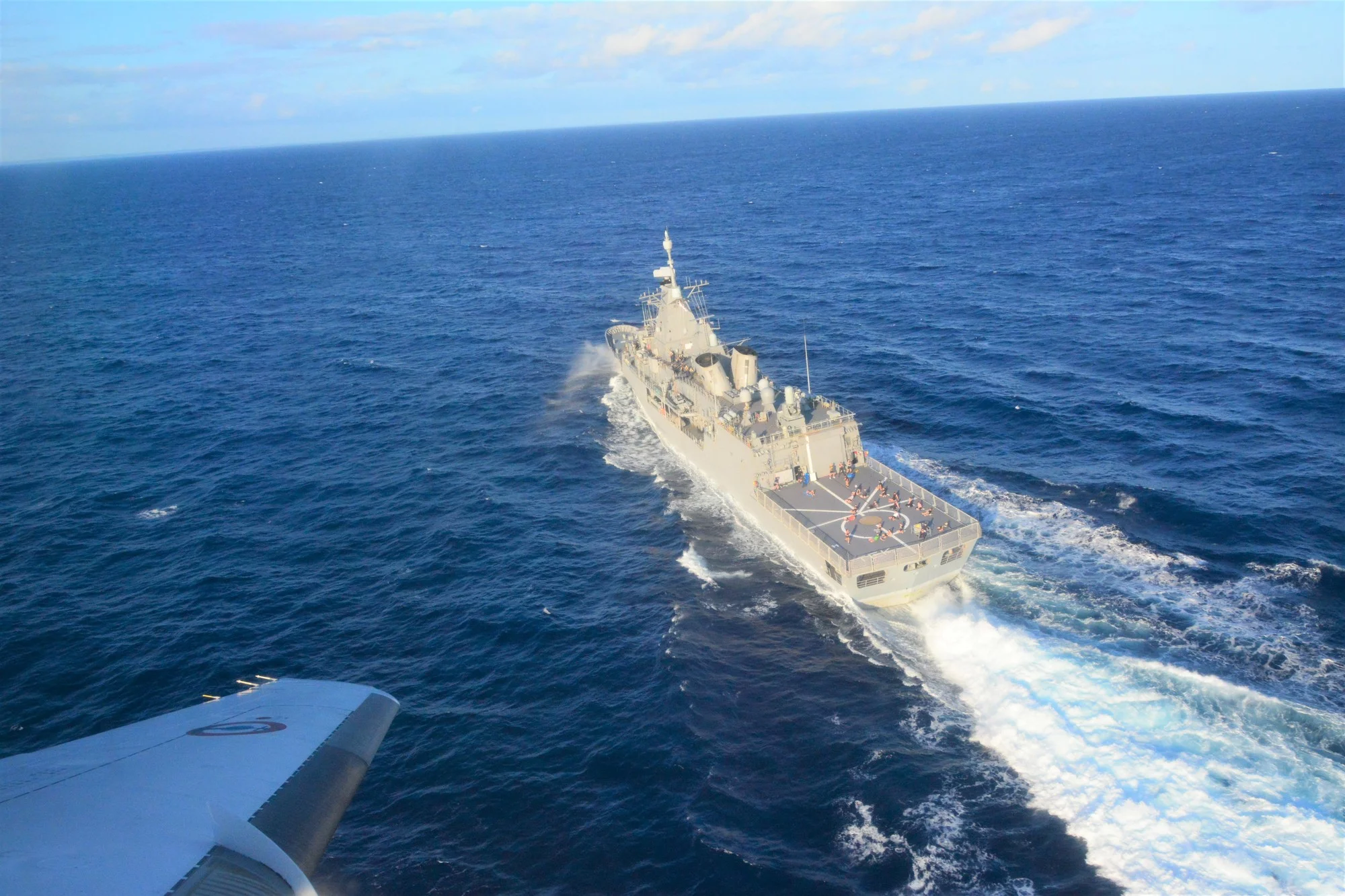 Un avion Falcon 50 de surveillance maritime survole la frégate néo-zélandaise Te Kaha