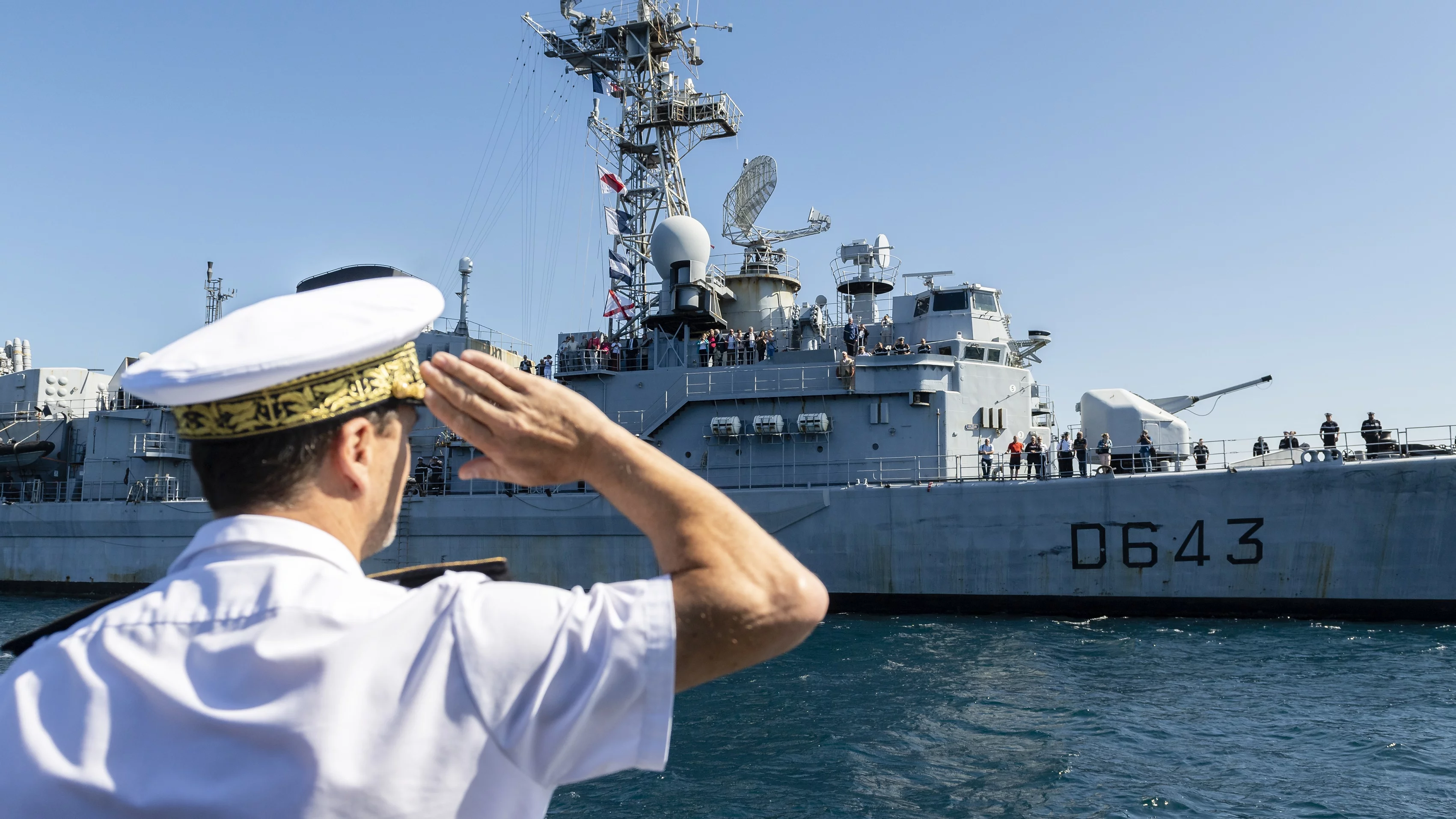 L'amiral commandant la Force d'Action Navale salue le dernier appareillage du Jean de Vienne
