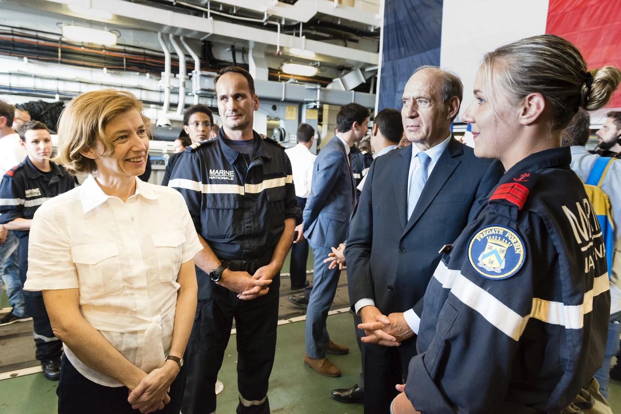 La ministre des Armées, Florence Parly, discute avec un membre de l'équipage du Forbin