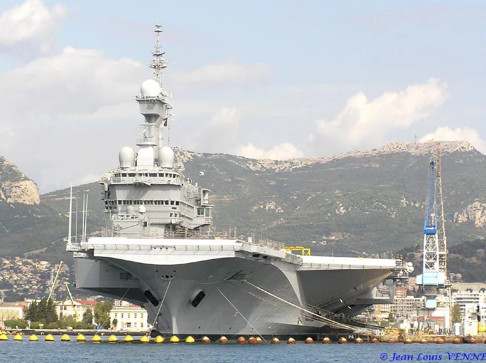 Le porte-avions Charles de Gaulle après son retournement