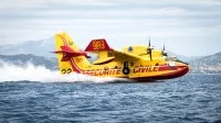 Un Canadair en cours d'écopage au large de Hyères
