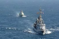 La frégate antiaérienne Jean Bart et le patrouilleur omanais Al Shinas