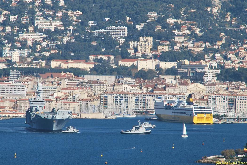Arrivée à Toulon du porte-aéronefs italien Cavour