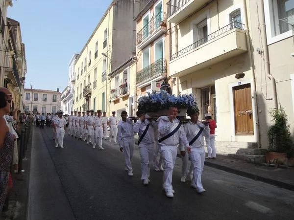 Une délégation de l'EV Jacoubet participe à la procession de la Saint Pierre