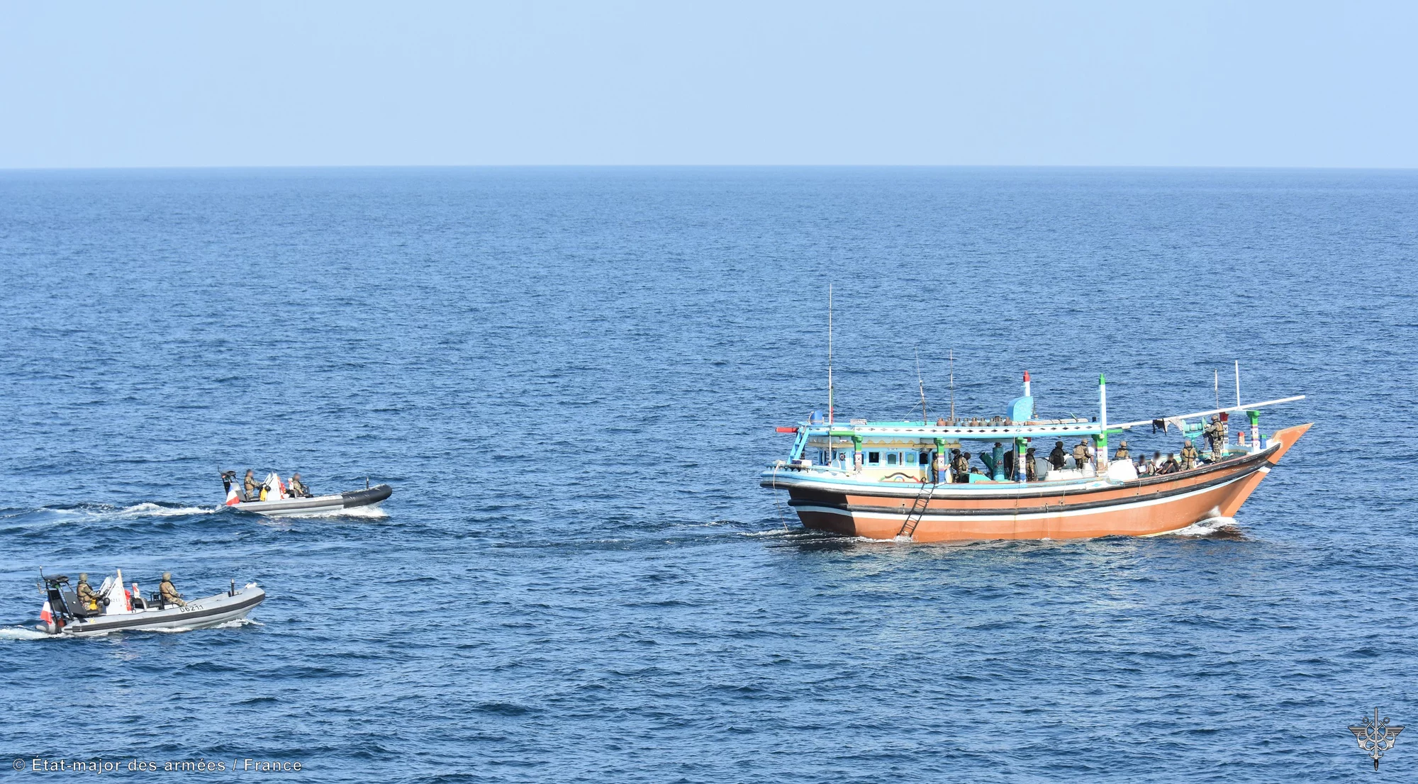 L'équipe de visite du Chevalier Paul approche d'un boutre suspect