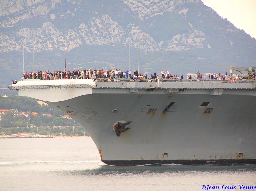 La sortie des familles du Charles de Gaulle