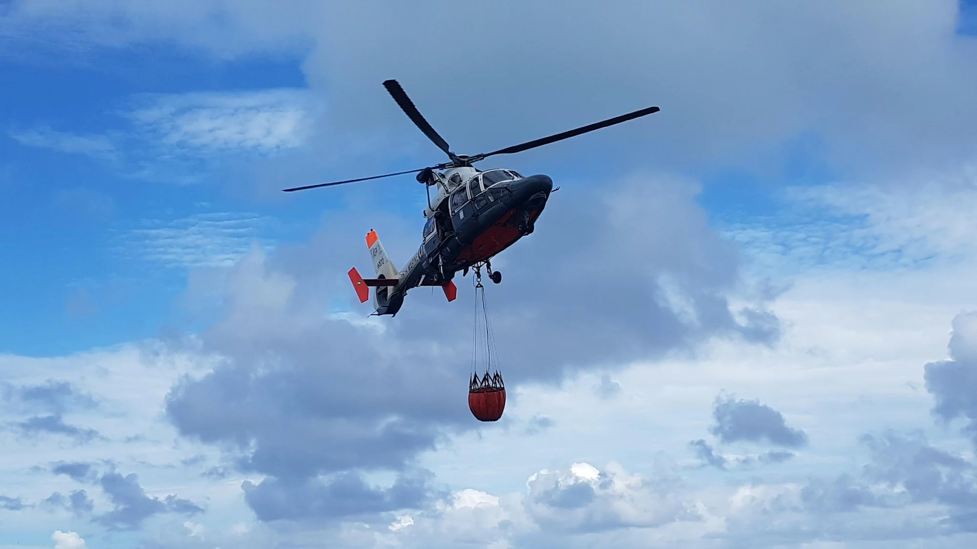 Un hélicoptère Dauphin du détachement de la Flottille 35F équipé en bombardier d'eau