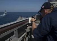 L'enseigne Devin Laviano, du destroyer USS Bulkeley, vérifie le gisement de la frégate Aconit