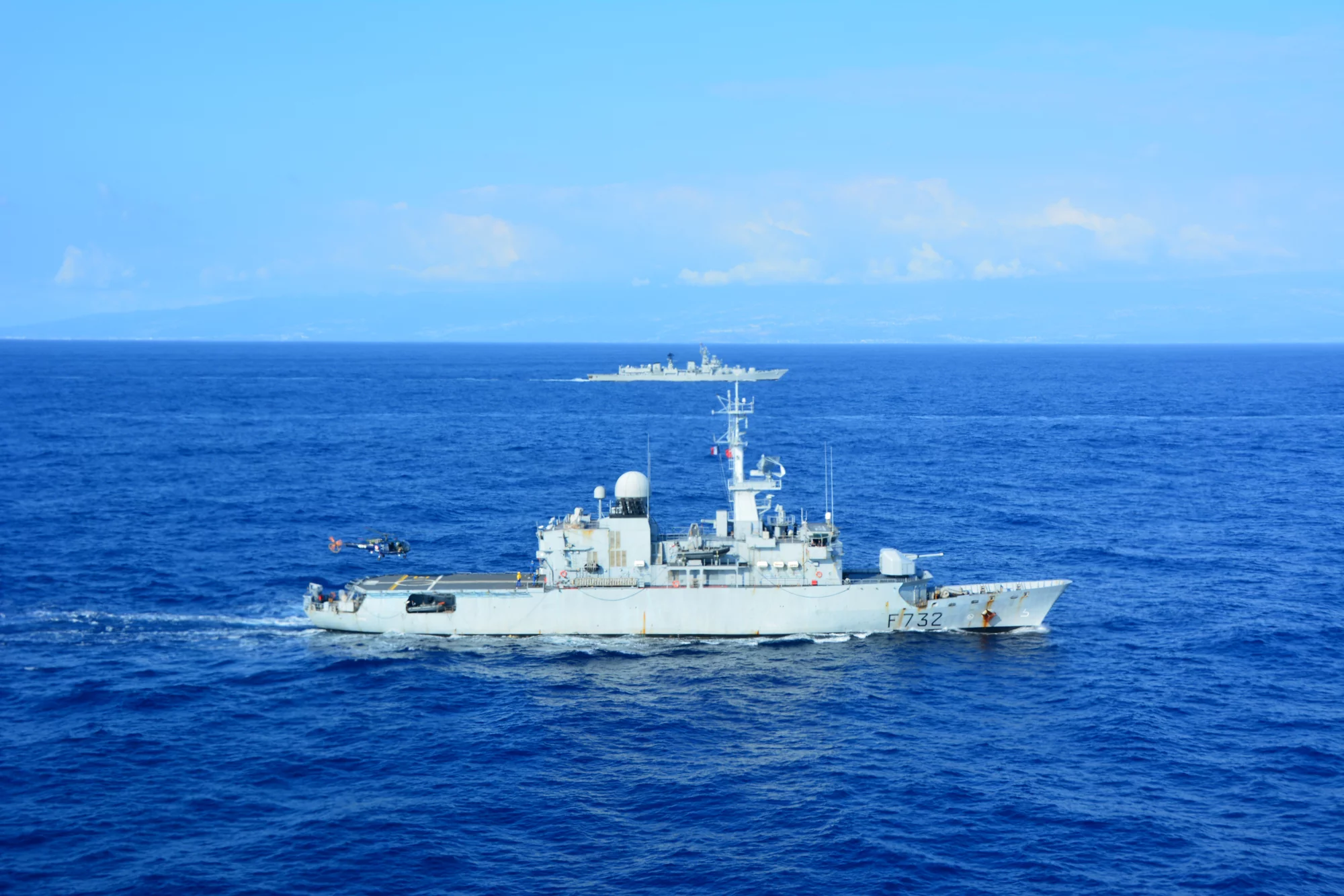 La frégate Nivôse et une frégate indienne