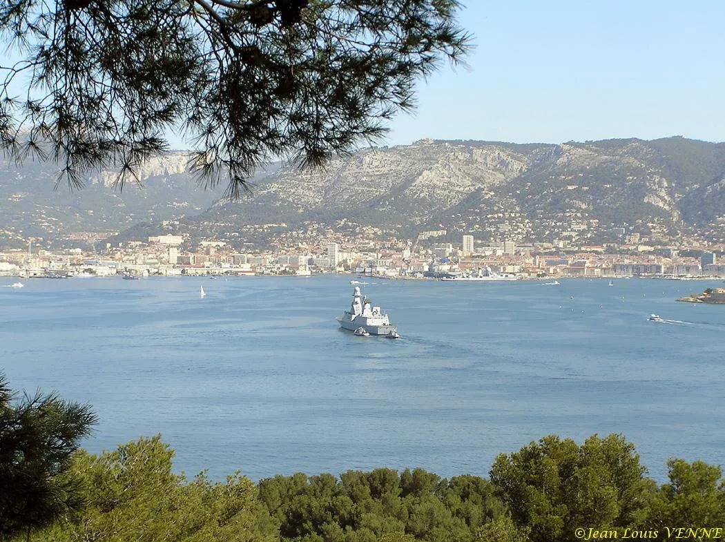 Le Forbin rentre au port