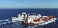 Le bâtiment ravitailleur de forces (BRF) Jacques Chevallier se ravitaille auprès d'un pétrolier civil affrété par la flotte américaine