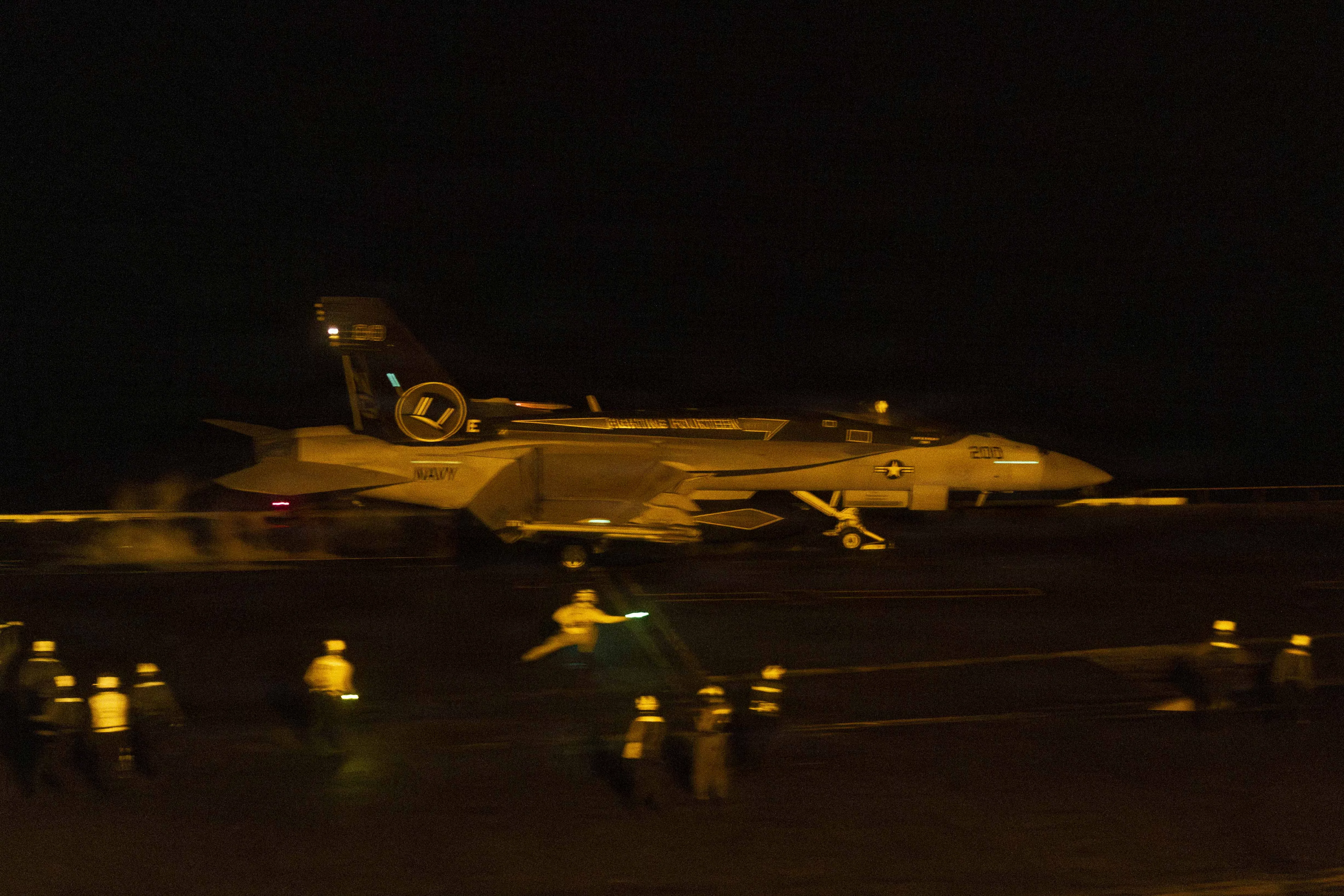 Opérations de nuit sur le pont d'envol du porte-avions USS Abraham Lincoln