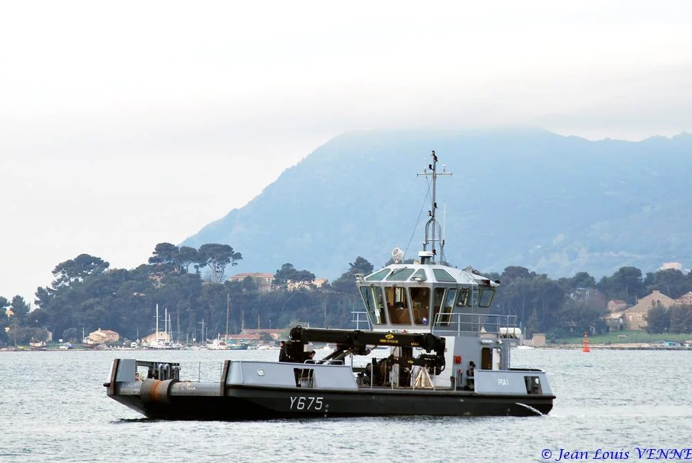 Un des pontons-grue du port de Toulon