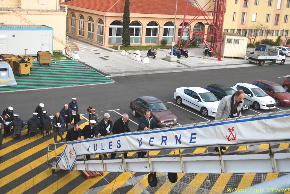 Les invités montent à bord
