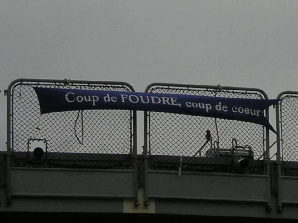 La banderole qui vous accueille à bord