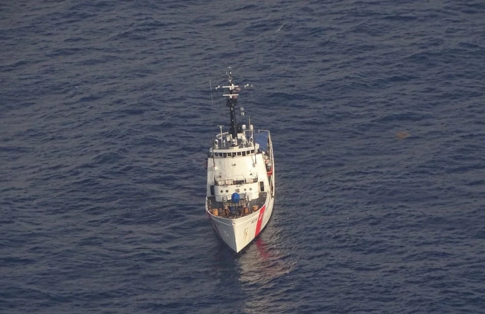 Un bâtiment des US Coast Guard secouru par la frégate Ventôse
