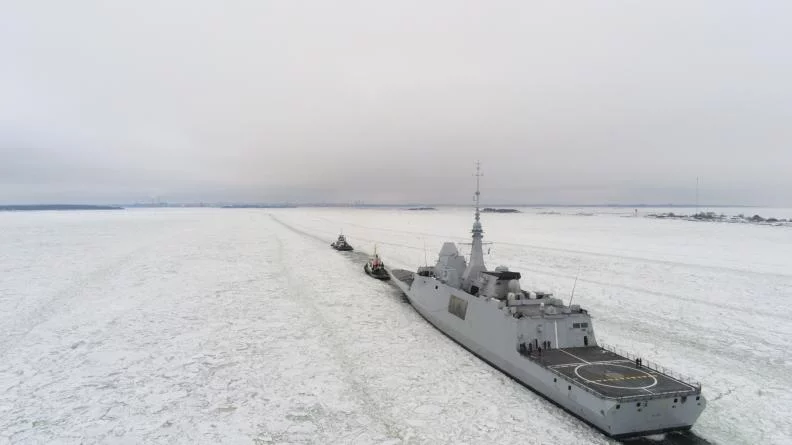 La frégate Aquitaine dans les glaces au large de la Finlande