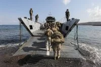 Des Marines embarquent à bord d'un chaland de débarquement (CTM) de la marine nationale pour rejoindre le BPC Tonnerre