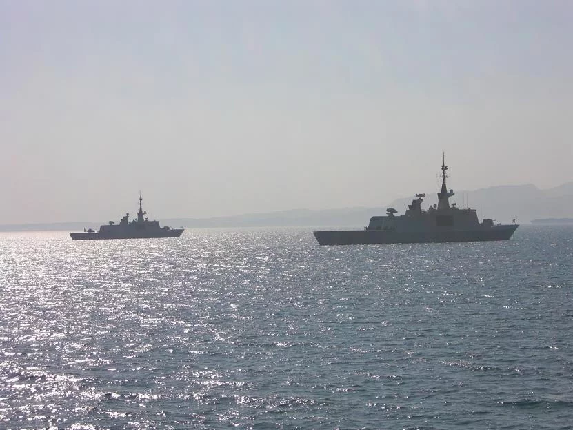 Courbet et Surcouf se passent la suite en mer