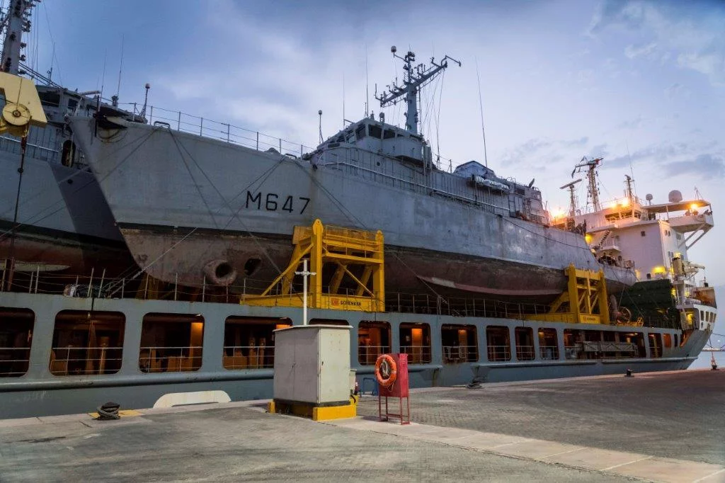 Les 2 chasseurs de mines sur le pont du navire affrété