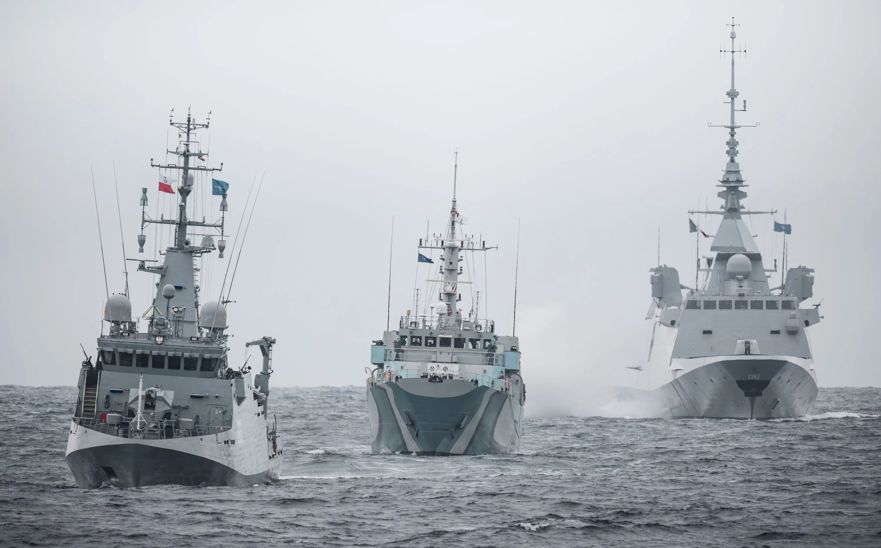 Le patrouilleur polonais ORP Mewa, le navire canadien HMCS Moncton et la frégate française Auvergne