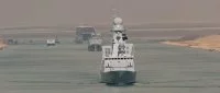 Le groupe aéronaval Charles de Gaulle franchit le Canal de Suez