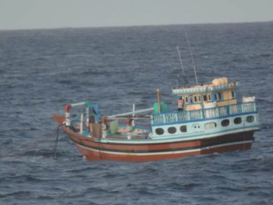 Le boutre demandant assistance et transportant de la drogue