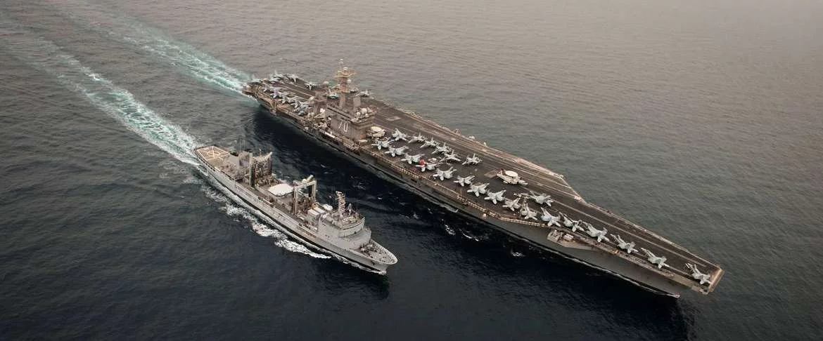 Le pétrolier ravitailleur Meuse ravitaille un porte-avions américain