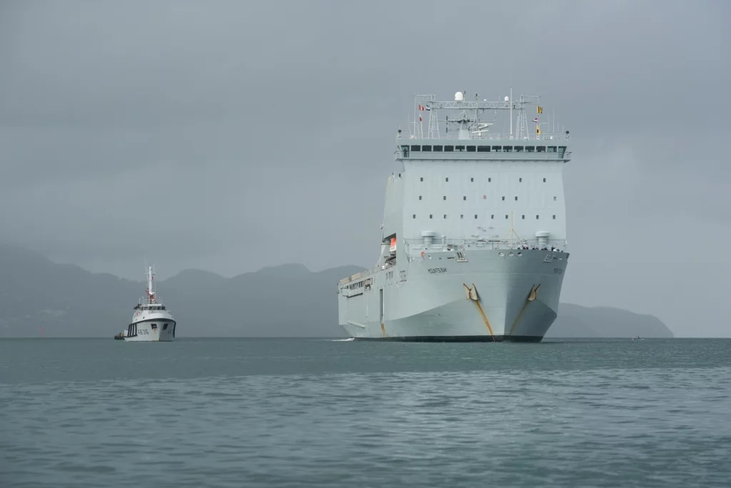 Le bâtiment de débarquement RFA Mounts Bay arrive à Fort-de-France