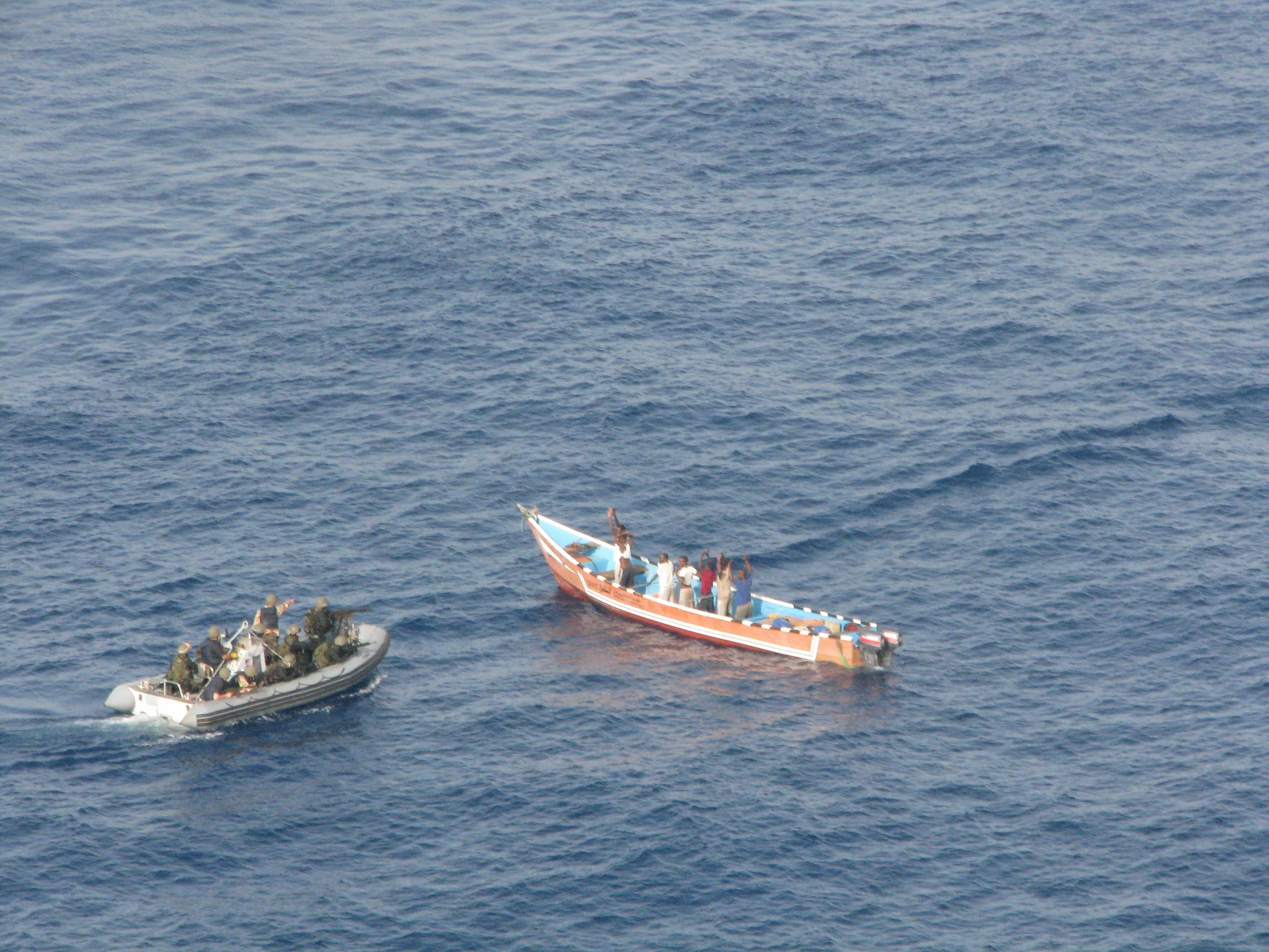 L'équipe de visite s'approche du skiff des pirates