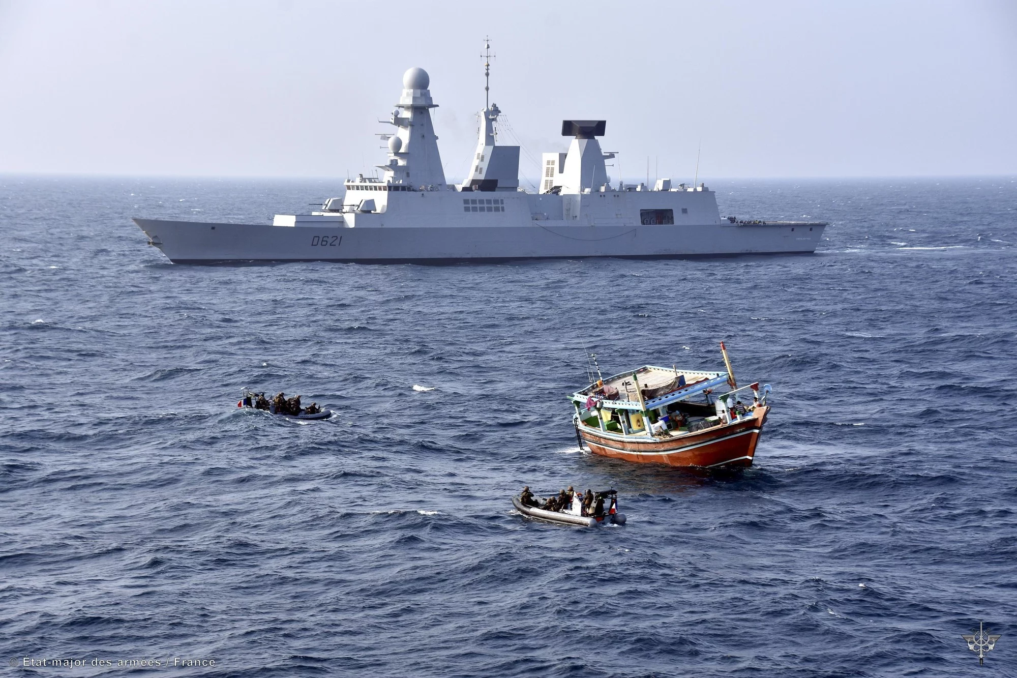 La frégate Chevalier Paul et un boutre suspect