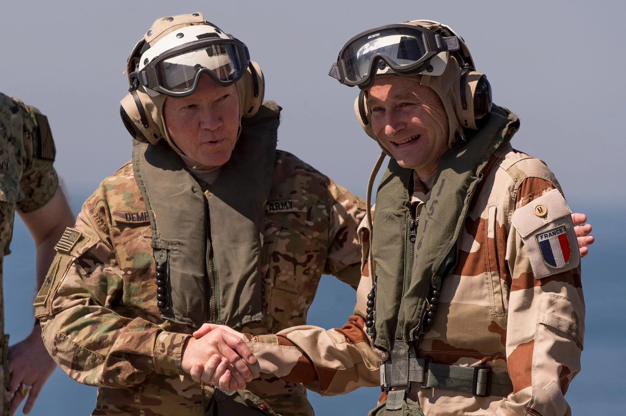 Le chef d’état-major des armées accueille son homologue américain à bord du Charles de Gaulle