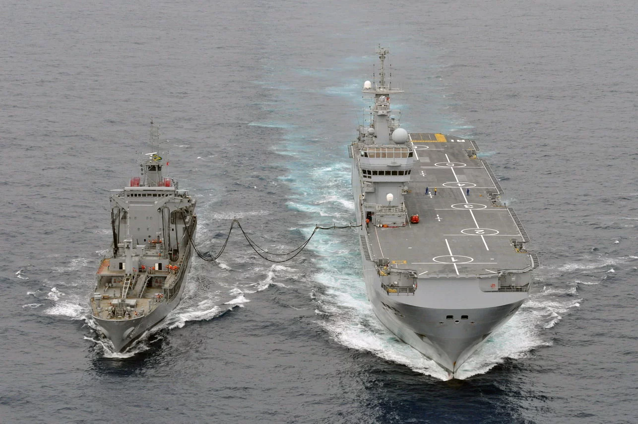 Le BPC ‘Mistral’ se ravitaille auprès du pétrolier brésilien Gastão Motta