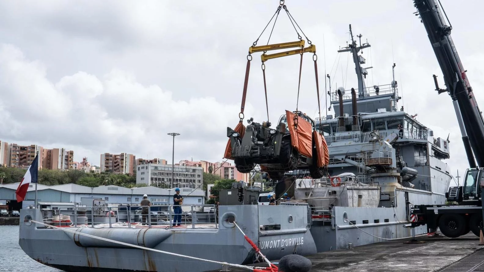 Le bâtiment de soutien Dumont d'Urville embarque un véhicule