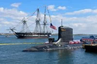 Le sous-marin USS Massachusetts et le voilier USS Constitution