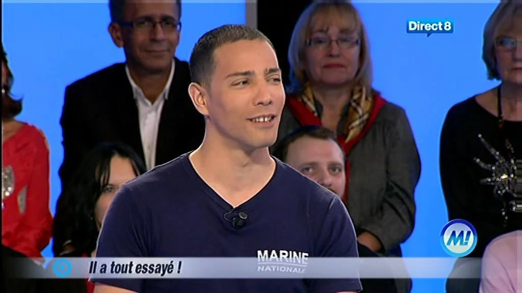 Steevy Boulay portant un tee-shirt Marine Nationale