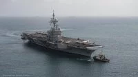Le porte-avions Charles de Gaulle aidé par un remorqueur pour son accostage à Djibouti