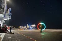 Un chasseur Rafale Marine décolle de nuit du Charles de Gaulle