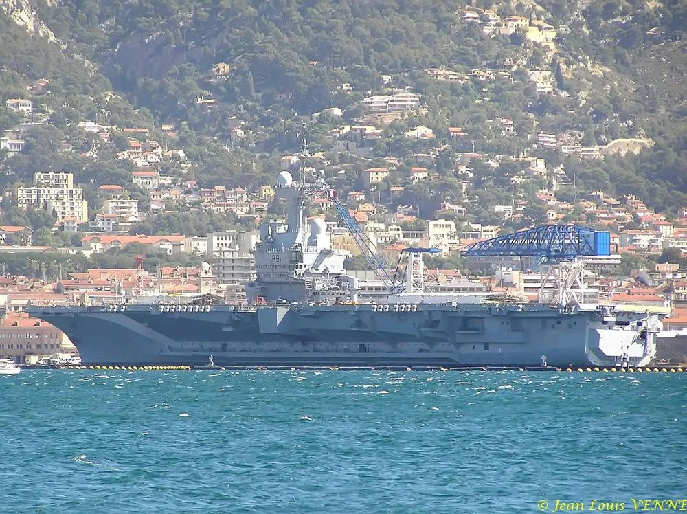Le Charles de Gaulle sort du bassin