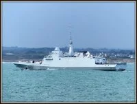 La frégate Languedoc vue depuis Port-Lay, sur la côte nord de l'Île de Groix