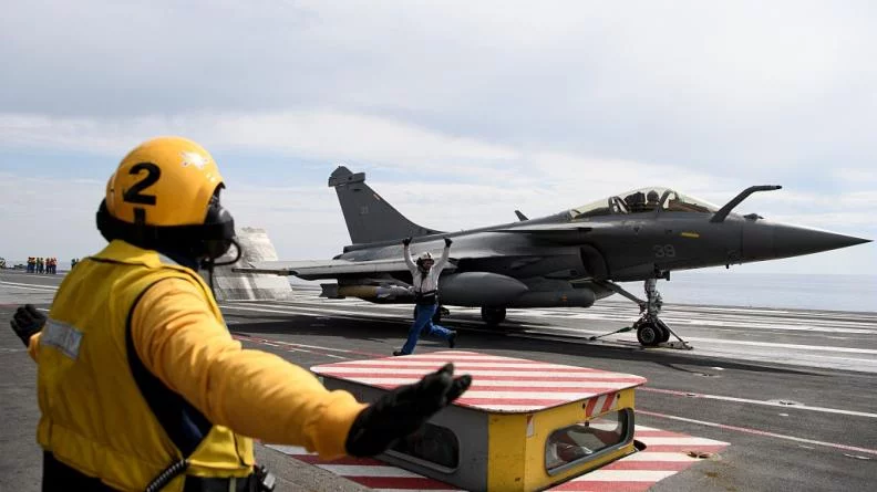 Un chasseur Rafale prêt au décollage