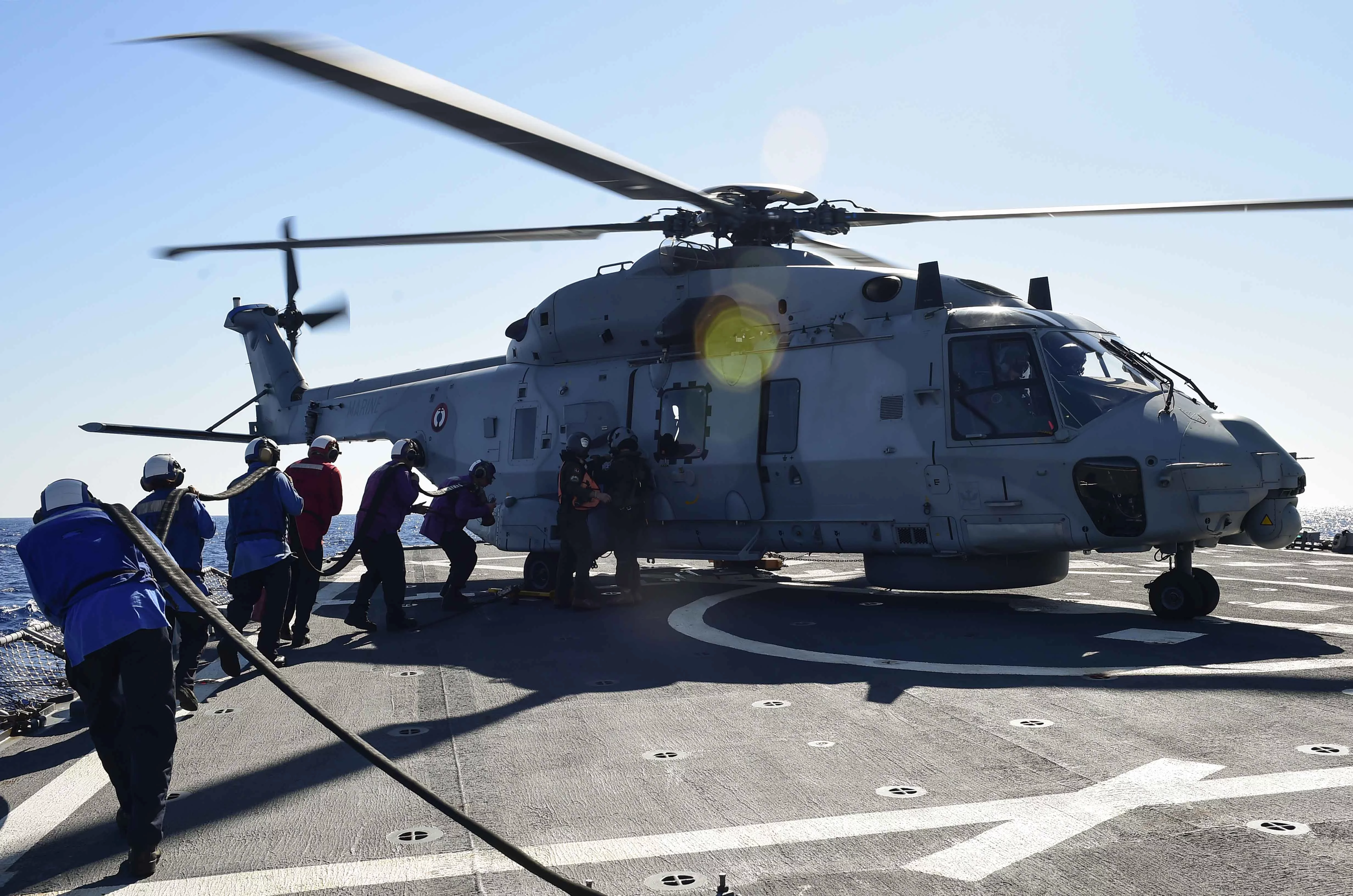 Un hélicoptère NH90 ravitaillé sur le pont de l’USS Ross