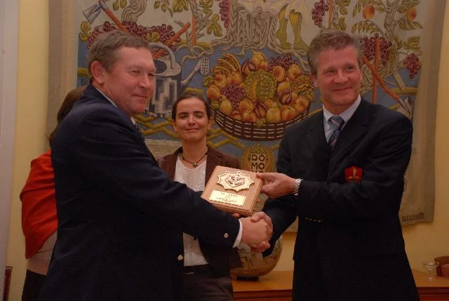 Le capitaine Theuns Thiart et M. Calmon Thierry échangent des cadeaux Ã  l'ambassade France