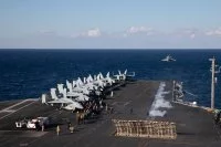 Un chasseur Rafale F-3R décolle depuis le pont du porte-avions américain USS Harry S. Truman
