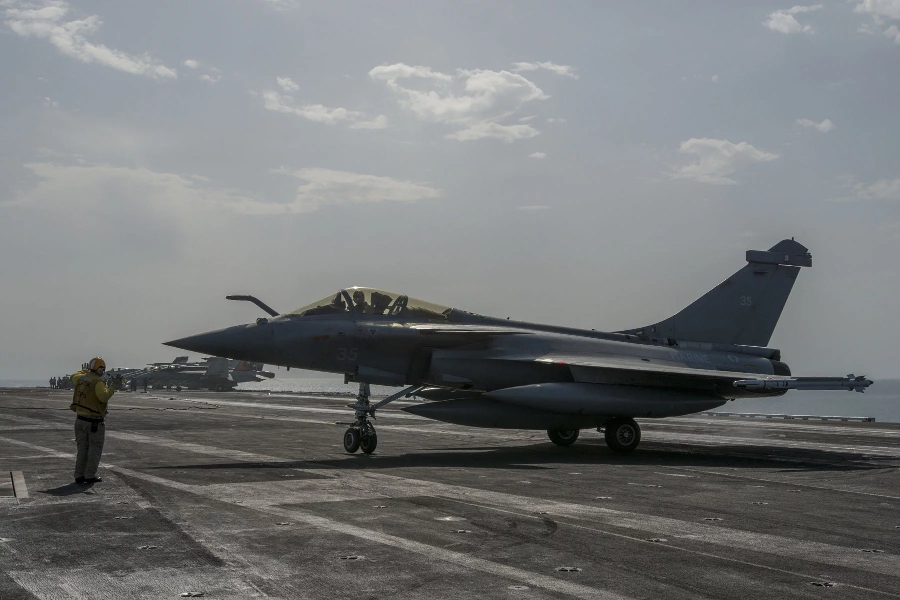 Un Rafale Marine sur le pont du porte-avions américain USS Carl Vinson