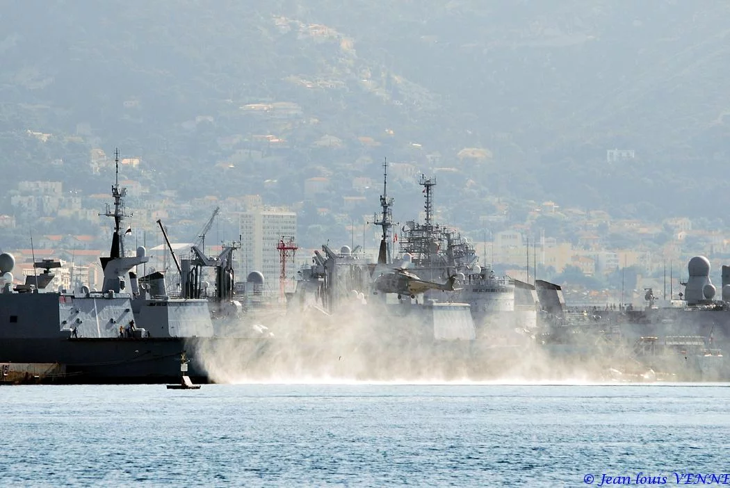 Appontage d’un NH90 sur le Chevalier-Paul